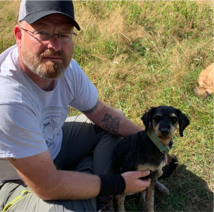 Bild von Thorsten Rumpf mit einem kleinen Hund namens Kalle